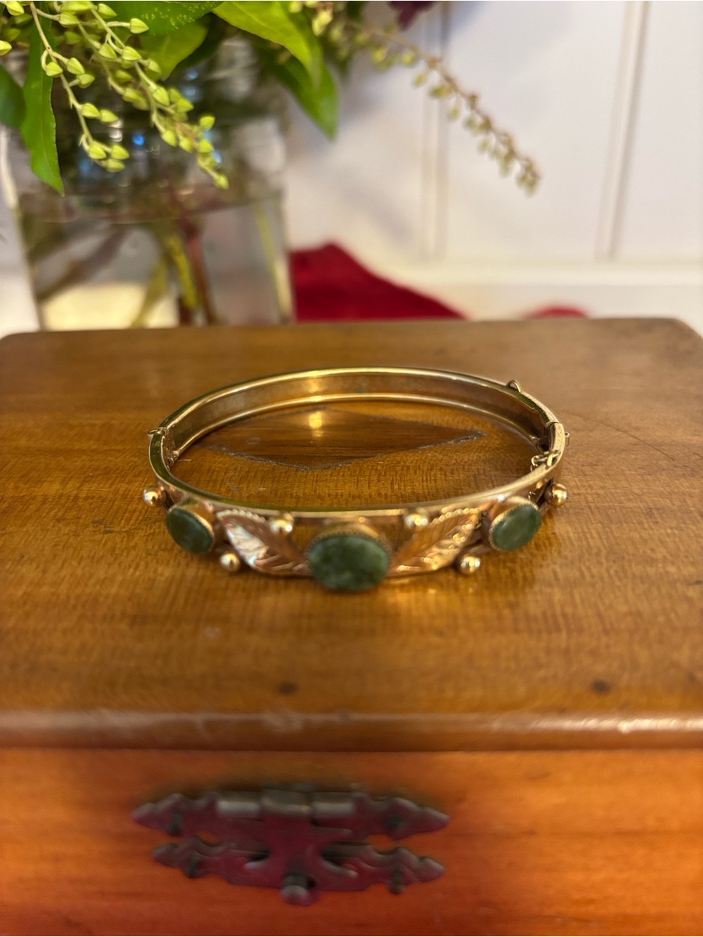 VTG Jade or Moss Agate Cabochon Stones w/ Gold Tone Leaves Bangle Bracelet
